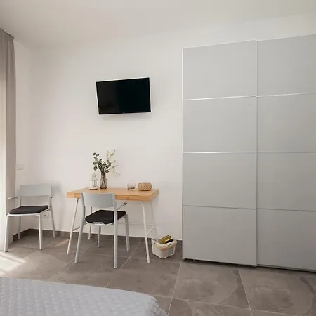 Nerissa Suites&rooms Konukevi Terrasini